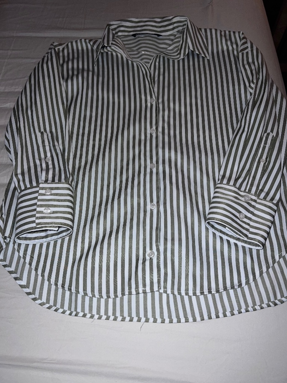 Classic green-striped Zara blouse with an Olivia-inspired, timeless elegance. Ef